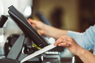 Samoobslužné pokladny jsem dřív milovala. Jeden nákup mě donutil k opaku - Médium.cz